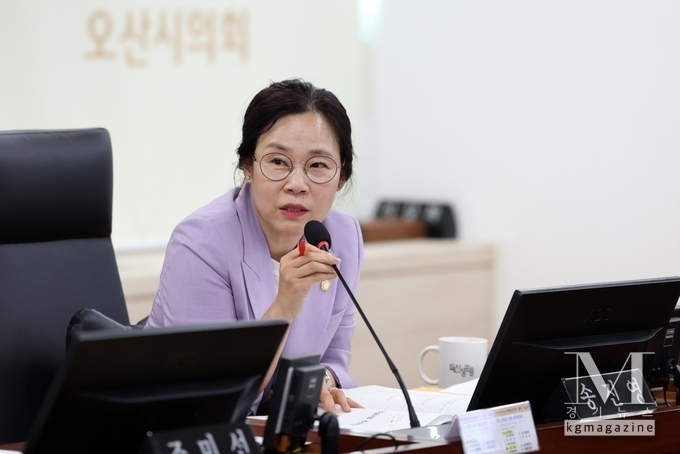 ▲ 송진영 오산시의회 의원이 지난 25일 행정사무감사 특별위원회에서 "잘못된 하수처리 원가 조정을 재협의해야 한다"며 집행부를 강하게 질타하고 있다. (사진=오산시의회 제공)