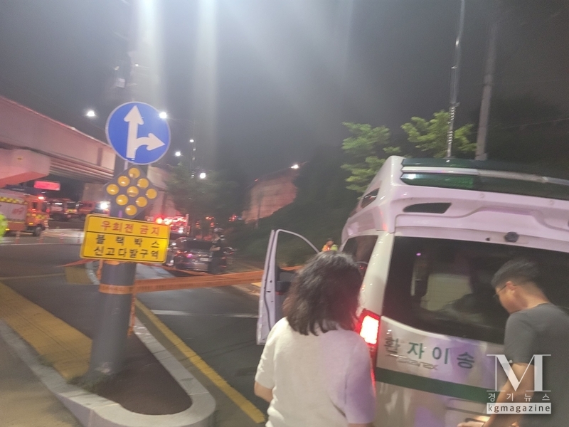 당시 사고차량을 뒤따르던 50대 차량운전자와 동승자가 앞부분만 토사에 묻히면서 극적으로 빠져나와 응급차로 이동하고 있다. (사진=전도현 의원실 제공)