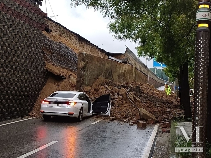 오산시 가장교차로 고가도로에 위치한 10m 옹벽이 도로로 무너졌다. (사진=경기도소방재난본부 제공)