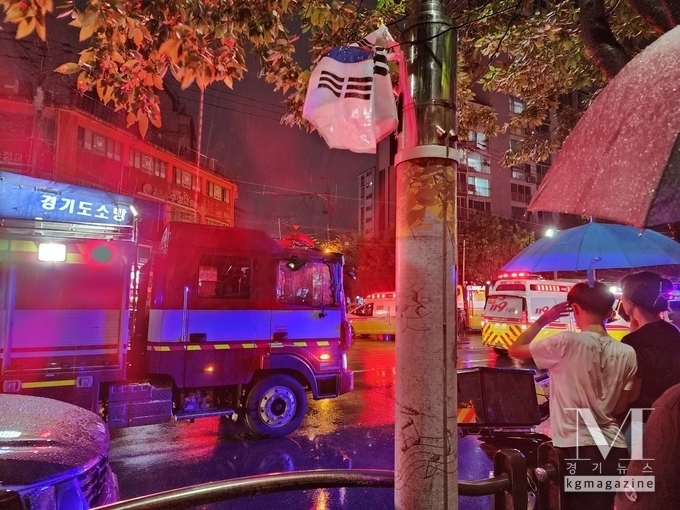  지난17일 광명시 소하동의 한 아파트 주차장에서 화재가 발생해 소방당국이 진화에 나섰다. (사진=경기도소방재난본부 제공)