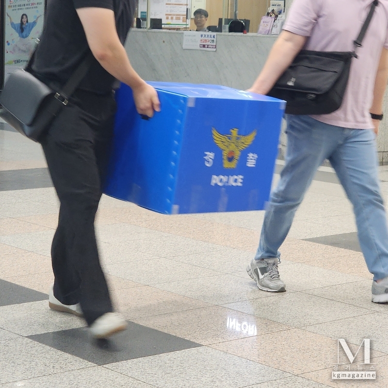 경찰이 22일 '옹벽 붕괴사고' 관련 오산시청을 전면 압수수색했다.(사진=경기남부청 오산 옹벽 붕괴사고 수사전담팀이 압수수색후 오산시청을 나가고 있다./지명신 기자)