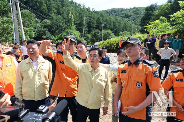 지난 22일 오후 김동연 경기도지사가 가평군 조종면 집중호우 피해지역 현장을 방문하여 수색구조 당부 및 직원 격려를 하고 있다. (사진=경기도 제공)
