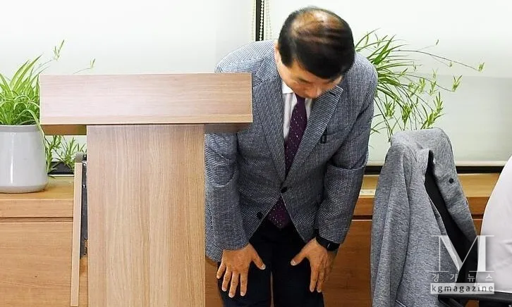 백경현 구리시장이 구리 시민들께 심려를 끼쳐 죄송하다며 국개를 숙이고 있다.(사진=구리시 제공)