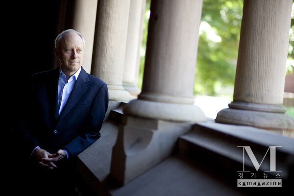 Portrait of Professor Michael Sandel. Photo: Stephanie Mitchell.