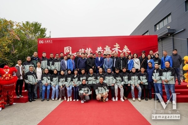 DAHON staff and distributors enjoyed this celebrated moment.