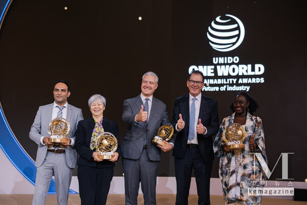 UNIDO Director General with the winners of the inaugural ONE World Sustainability Awards at GC21 in Riyadh