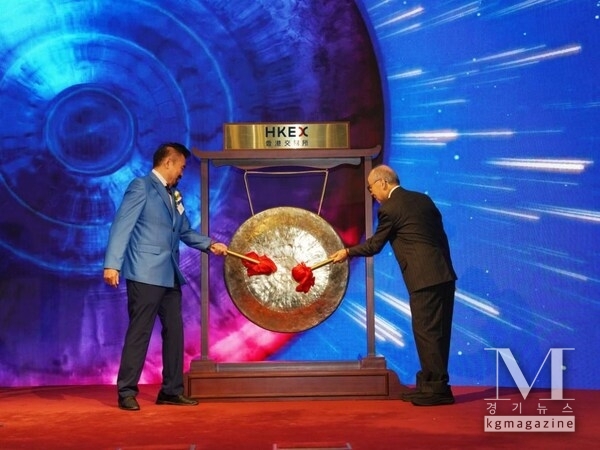 Dr. David Hon, founder and CEO of DAHON, rings the Listing Gong