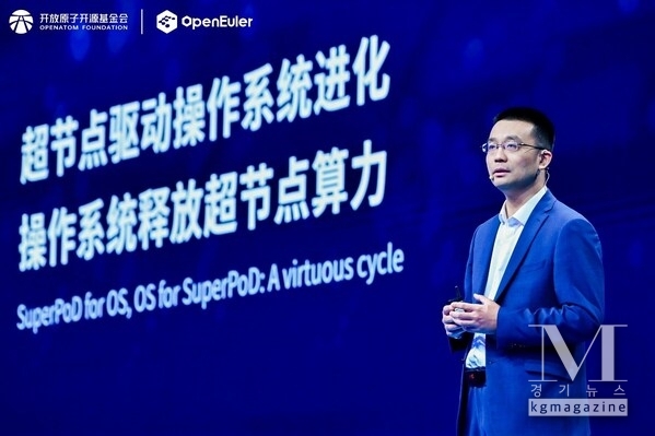 Xiong Wei delivering the keynote speech