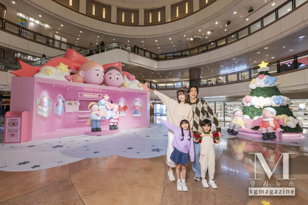 하버시티의 《Threads of Love》 인스톨레이션에서는 Sundae Kids의 거대한 핑크 선물 하우스 《This is for You》와 몽환적인 《Cloud-Kissed》 크리스마스 트리를 함께 만나볼 수 있습니다.