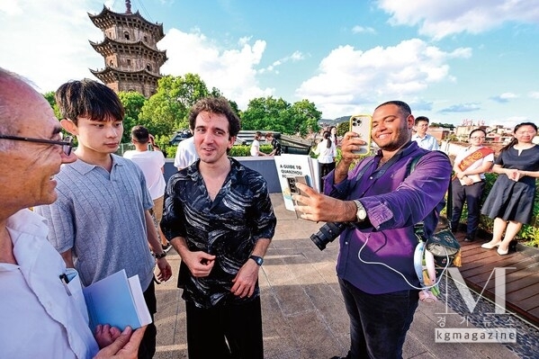 Photo shows a foreign tourist photographing a tourism brochure at the tourist service center in Quanzhou.