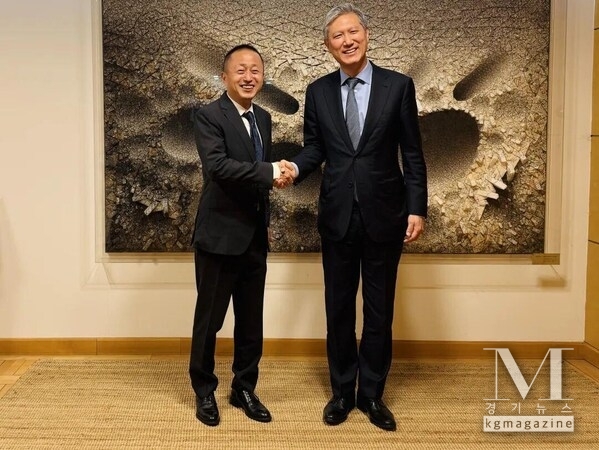 Enyuan Yu (left) meets Rho Jae-heon (right).